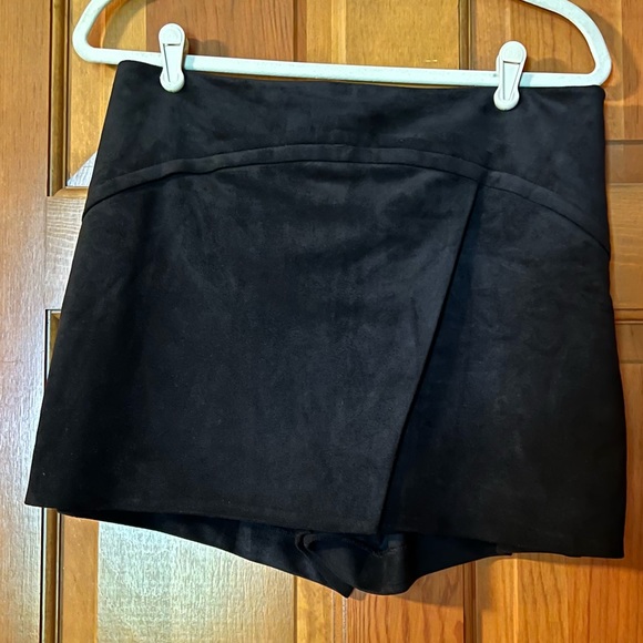 BCBG MAXAZRIA SUEDE SKORT. BLACK. SIZE LARGE. - Picture 1 of 2